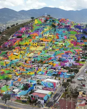 Vista aérea de Pachuca, en hidalgo, México con sus casas de colores